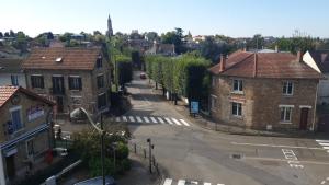 an aerial view of a street in a small town at F2 35-44m2 9 mins voiture château 4pers 1ch+sejour in Le Chesnay