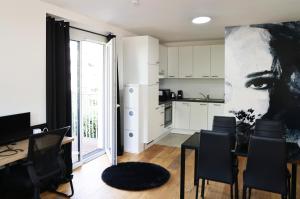 a kitchen and dining room with a table and chairs at Vienna's Modern Black Beauty - Couples & Family-Friendly apartment in Vienna
