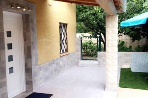 patio z oknem z boku domu w obiekcie Villa paisible et agréable w mieście Morières-lès-Avignon