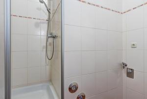 een badkamer met douche en ligbad bij Villa Sabinium in Heringsdorf +16 foto's