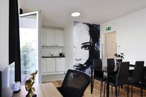 a dining room with a table and black chairs at Vienna's Modern Black Beauty - Couples & Family-Friendly apartment in Vienna