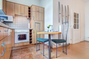 een keuken met een kleine tafel en 2 stoelen bij Villa Sabinium in Heringsdorf