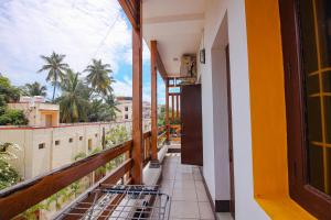 einen Balkon eines Hauses mit einem Einkaufswagen in der Unterkunft Manora Residency in Puducherry