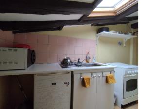 uma cozinha com um lavatório e um fogão forno superior em Giallo em Paris