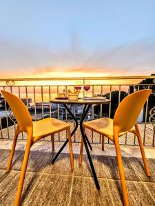 una mesa con dos sillas y dos copas de vino en A Casa di Alessandra - Rooms en Castellabate