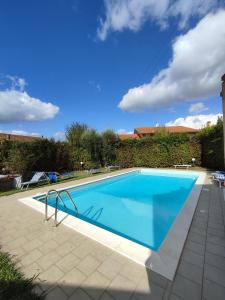 una gran piscina azul en Villa Franco, en Orentano