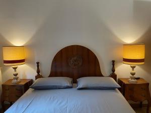 um quarto com 2 camas e 2 candeeiros em Residenza Santo Stefano 95 - Santo Stefano apartment em Bolonha