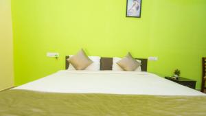 Hotel Spring Height Hotels Near Mall De Goa客房内的一张或多张床位