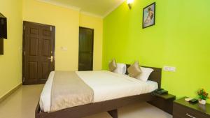 Hotel Spring Height Hotels Near Mall De Goa客房内的一张或多张床位