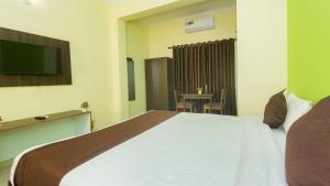 Hotel Spring Height Hotels Near Mall De Goa客房内的一张或多张床位