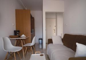 een woonkamer met een bank en een tafel en stoelen bij tripoli center apartment in Tripolis