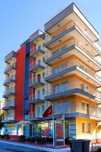 een groot appartementencomplex met rood geel en blauw bij Çanakkale Kampüs Pansiyon in Canakkale