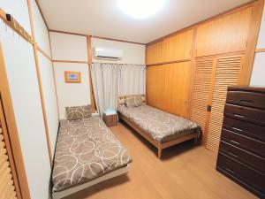 1 dormitorio con 2 camas en una habitación en season guest house, en Tokio