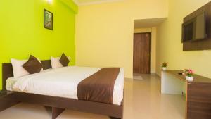 Hotel Spring Height Hotels Near Mall De Goa客房内的一张或多张床位