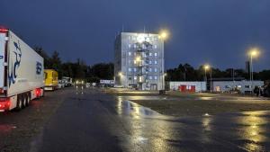 un camión estacionado en un estacionamiento por la noche en Truck-Parking A8 en Heimsheim