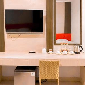 Televiisor ja/või meelelahutuskeskus majutusasutuses DINASTY STYLE HOTEL SOLO
