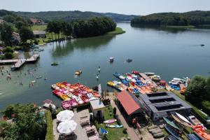 uma vista aérea de um grupo de barcos na água em Gościniec Zośka em Ostrzyce