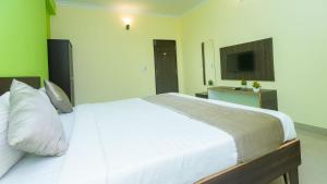 Hotel Spring Height Hotels Near Mall De Goa客房内的一张或多张床位