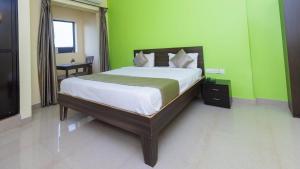 Hotel Spring Height Hotels Near Mall De Goa客房内的一张或多张床位
