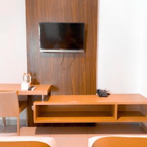 Televiisor ja/või meelelahutuskeskus majutusasutuses DINASTY STYLE HOTEL SOLO