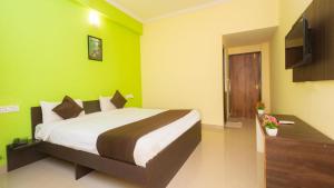 Hotel Spring Height Hotels Near Mall De Goa客房内的一张或多张床位