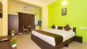 Hotel Spring Height Hotels Near Mall De Goa客房内的一张或多张床位