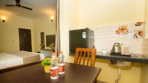 Hotel Spring Height Hotels Near Mall De Goa客房内的一张或多张床位