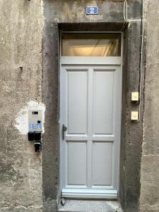 a white door in the side of a building at Charmant studio, au cœur de la ville de Riom in Riom