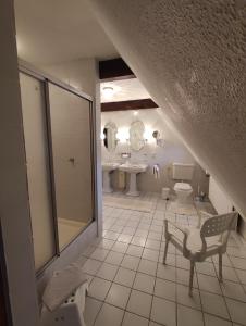 OberndorfにあるHaus am Flußのシャワー、トイレ、洗面台を備えたバスルーム +23枚の写真