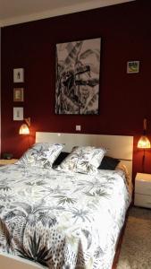 um quarto com uma cama com um edredão preto e branco em La Chambre de Ker Briac em Funchal