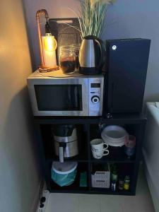 Příslušenství pro přípravu čaje a kávy v ubytování Basement apartment