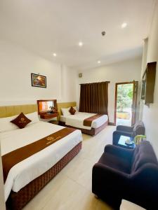 pokój hotelowy z 2 łóżkami i kanapą w obiekcie Ninh Chu 2 Hotel w mieście Phan Rang-Tháp Chàm