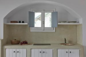 una cucina con lavandino e finestra di Iliana Olive Branch ad Adámas