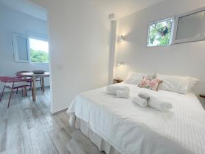 Postel nebo postele na pokoji v ubytování Eden Gomera Suites
