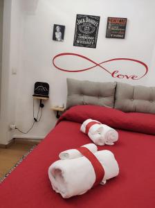 - une chambre avec un lit avec un faux cochon dans l'établissement Santa Barbara Apartment, à Catane