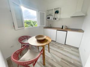 Kuchyň nebo kuchyňský kout v ubytování Eden Gomera Suites