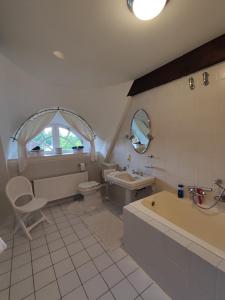 OberndorfにあるHaus am Flußの浴槽、トイレ、洗面台を備えたバスルーム