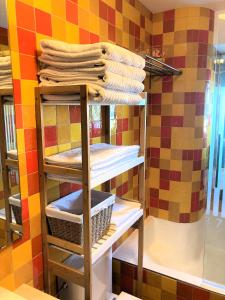 a towel rack with towels on it in a bathroom at Apartamento El Espigón (Cimadevilla) in Gijón