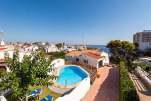 uma vista aérea de uma casa com piscina em Villa Nayade em Cala en Blanes