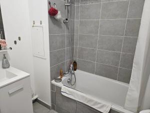 ein Badezimmer mit einer Dusche, einer Badewanne und einem Waschbecken in der Unterkunft Appartement avec Balcon Pontoise PARIS Nord-ouest in Pontoise