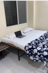 Postel nebo postele na pokoji v ubytování Ujjain Serenity Flat