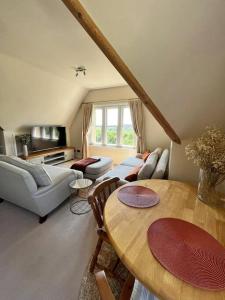a living room with a couch and a table at Ipsley Lodge Apartment Surrey Hills in Farnham
