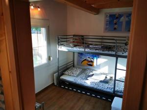 ein Zimmer mit zwei Etagenbetten und einem Fenster in der Unterkunft Liget Apartman Fonyódliget - Balaton lake view 30 m from Beach. in Fonyód
