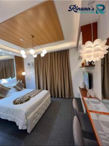 Habitación de hotel con cama y escritorio en Rinann's Staycation Mesatierra Condotel Davao, en Davao City