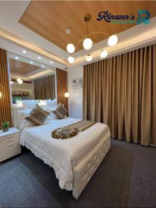 una habitación de hotel con una cama grande en una habitación en Rinann's Staycation Mesatierra Condotel Davao, en Davao City