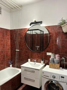 La salle de bains est pourvue d'un lavabo et d'un lave-linge. dans l'établissement Apartament Ponikwoda, à Lublin