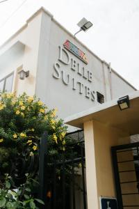 un edificio con un cartello che legge delle suite di Delle Suites a General Santos