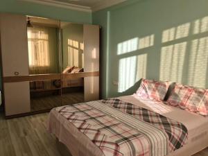 una camera con un letto e un grande specchio di 4 floors 8 beds villa a Beylikdüzü