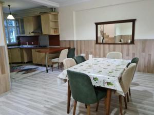 una sala da pranzo con tavolo e sedie di 4 floors 8 beds villa a Beylikdüzü