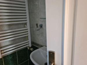 bagno con lavandino e vasca di 4 floors 8 beds villa a Beylikdüzü